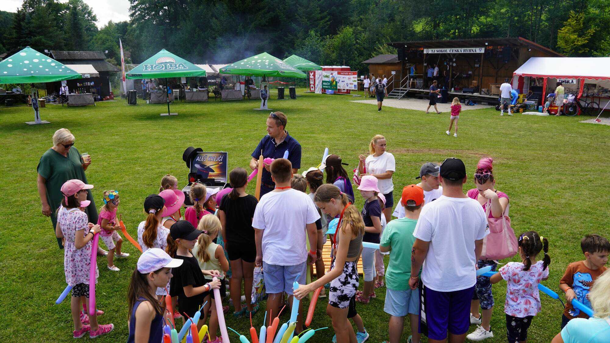Kouzelník vyrábí pro děti zvířátka z balónků Den s Datlem 2024